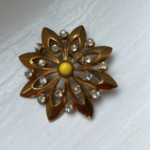Gold floral brooch - Picture 3 of 4